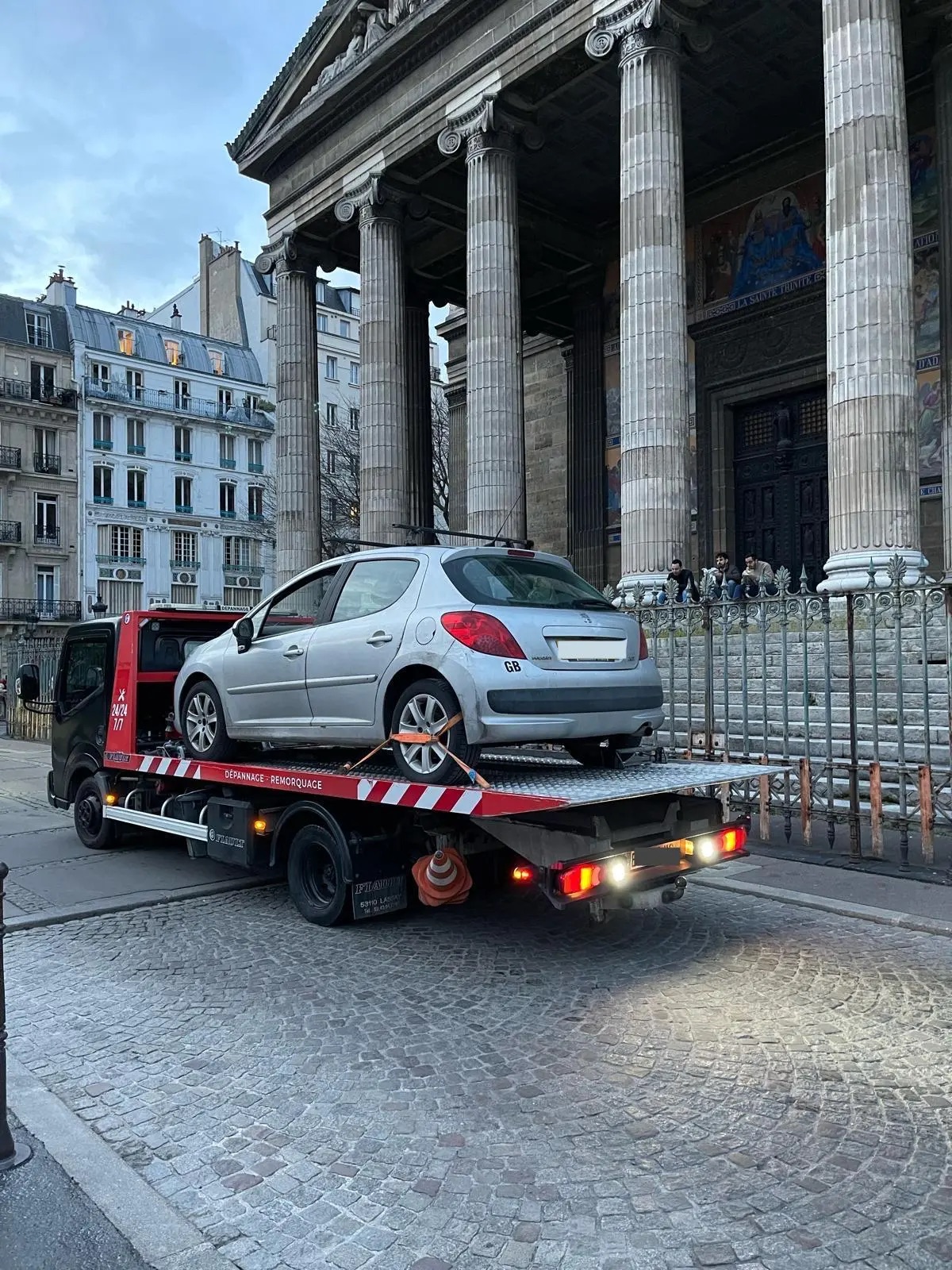 Dépanneuse en intervention à Paris - Épaviste Agréé Préfecture Île-de-France
